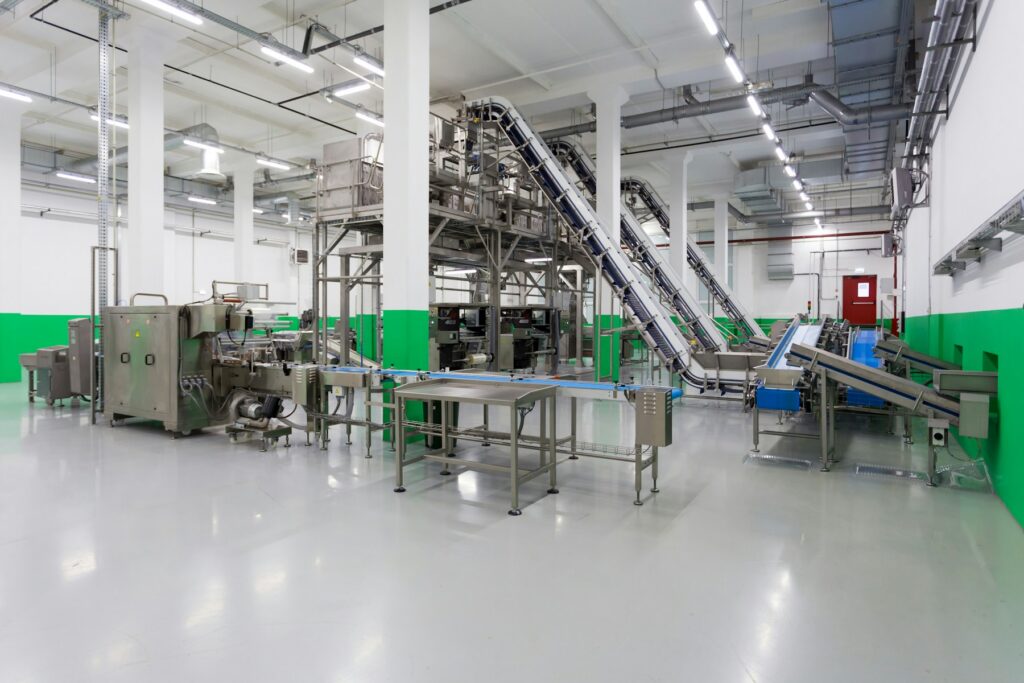 Food processing plant with conveyor lines